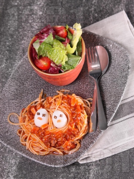 Детски спагети с домати и кайма в гнездо за пиленца - снимка на рецептата